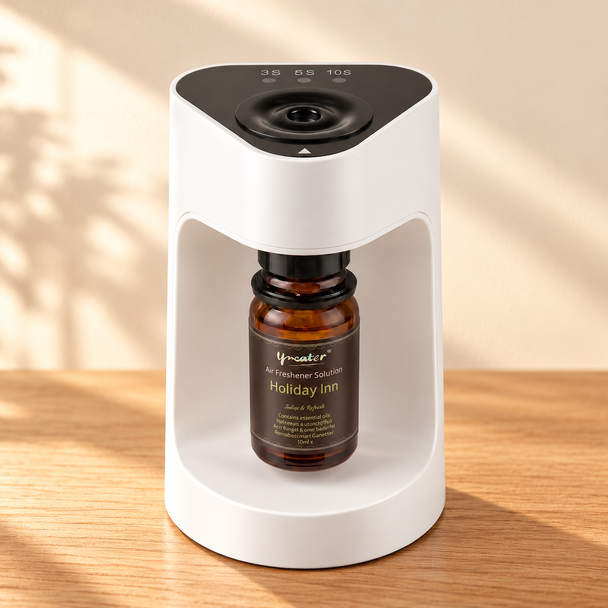 Aromadiffusor in Weiß vor warmem Hintergrund