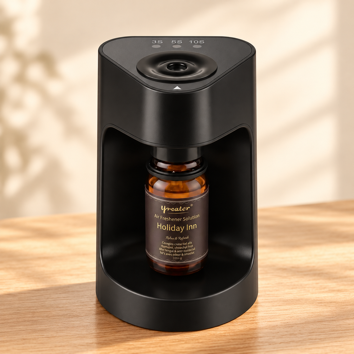 Aromadiffusor in Schwarz vor warmem Hintergrund